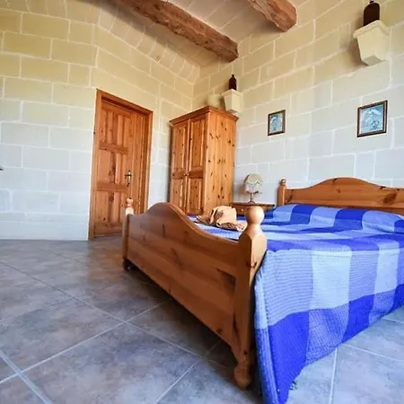 Semesterbostad 4 Bedroom Farmhouse With Private Pool In Xaghra Gozo Il-Pergla