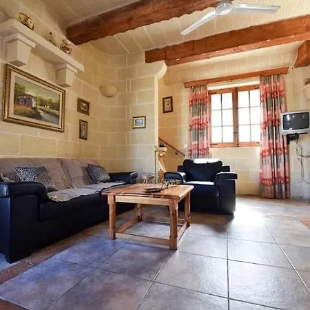 Semesterbostad 4 Bedroom Farmhouse With Private Pool In Xaghra Gozo Il-Pergla