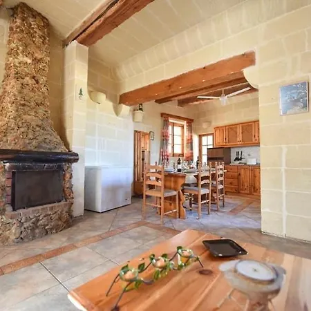 4 Bedroom Farmhouse With Private Pool In Xaghra Gozo 度假居